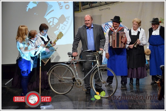 Župan Jože Čakš je na dogodku predstavil kolo, ki so ga vozili pred desetletji